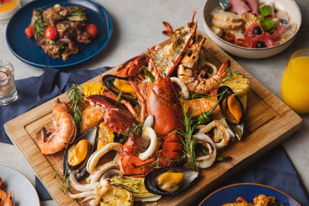 ▲GUSTOSO新推出「加勒比海雙人碳烤海鮮拼盤」，豪爽以直火炭烤，盡享鮮甜海味純粹美好。(圖／慕軒飯店)