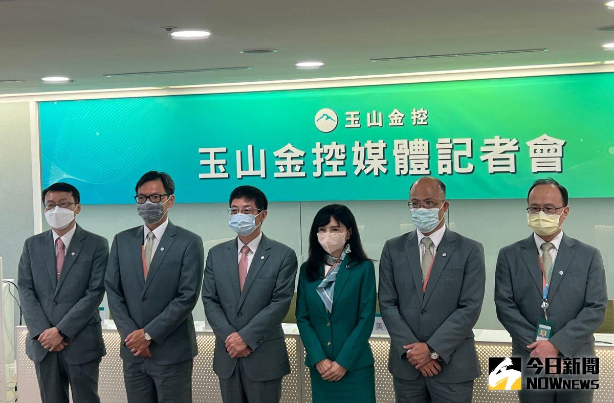 ▲玉山金控今（15）日舉行法說會，玉山銀董事長黃男州（左三）與玉山金總經理陳美滿（右三）率領一級主管出席，說明金營運及獲利狀況。（圖／記者顏真真攝）