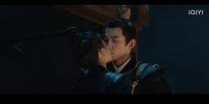 ▲吳磊（右）、趙露思浪漫「營中吻」。（圖／翻攝自愛奇藝國際站）