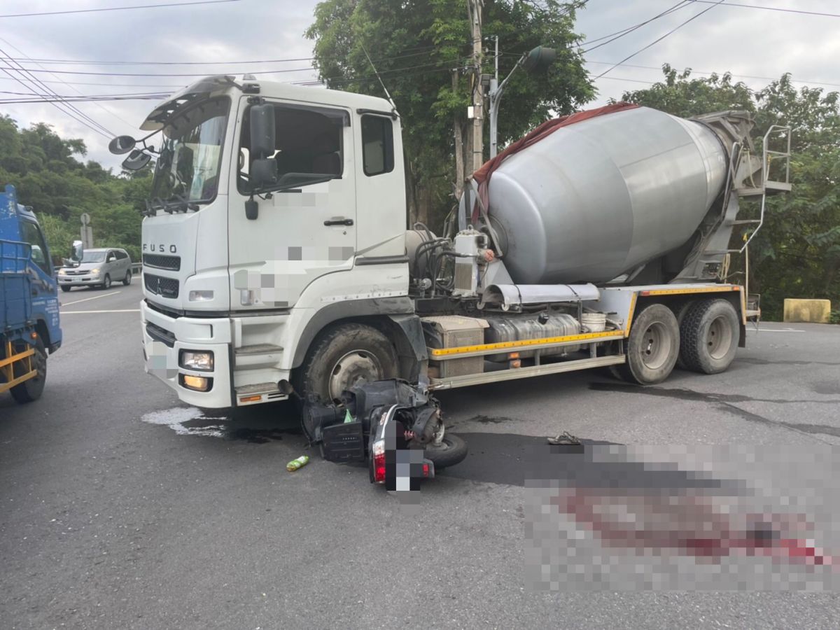 ▲強大衝擊力，導致騎士四肢變形，送醫搶救仍宣告不治。（圖／翻攝畫面）