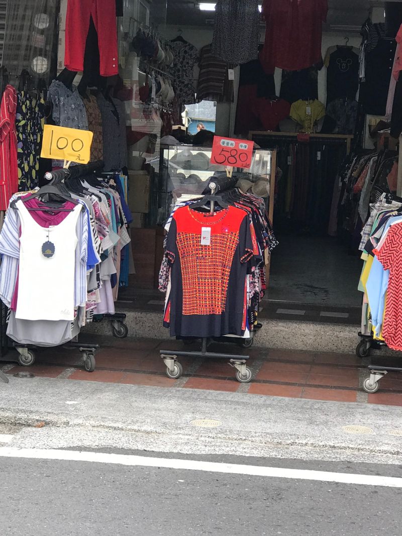 ▲網友分享自己在路上看到一件跟阿翰房東阿姨的同款衣服，其價位引起討論。（圖/路上觀察學院）