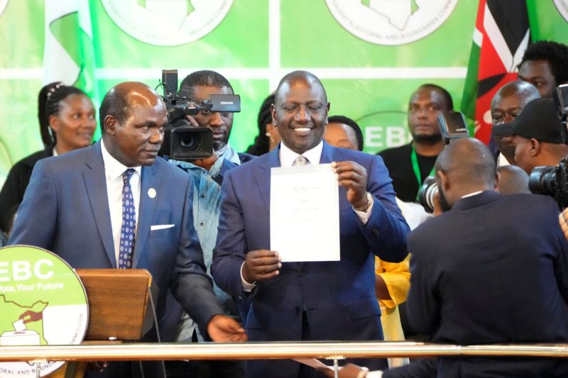 ▲肯亞選舉委員會宣布，現任副總統魯托（中）贏得8月9日舉行的總統大選。（圖／美聯社／達志影像）
