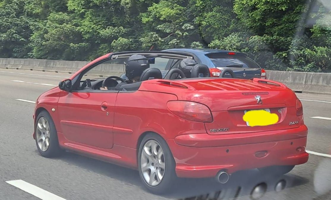 ▲有網友在國道意外見到，一台紅色敞篷車內的駕駛、成課皆頭戴安全帽。（圖／翻攝自《路上觀察學院》）