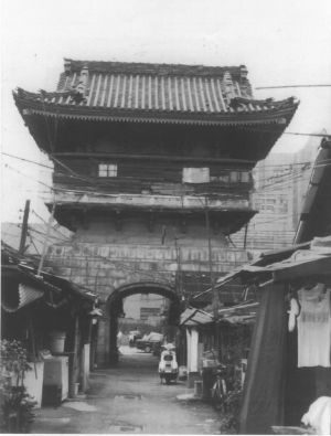 北平龍門客棧餃子館粉絲專頁配圖 ▲早年要到北平龍門客棧餃子館吃飯,得穿越一個城樓,很有武俠電影的Fu。(圖/翻攝北平龍門客棧餃子館粉絲專頁)