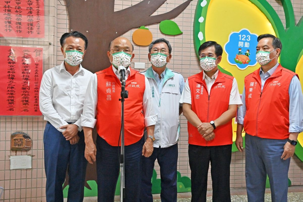 ▲針對夏立言在共軍軍演之際率團訪中，行政院長蘇貞昌（左二）說，這是通敵。（圖／行政院提供）