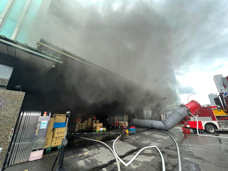 三重廠房火警！地下室濃煙狂竄　警消46車133人前往灌救
