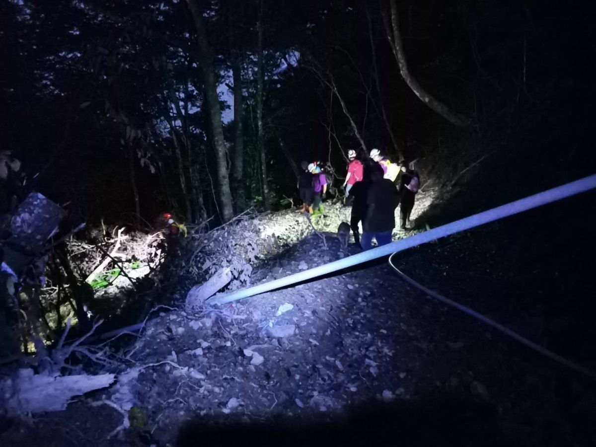 ▲工人維修台7線失蹤，警消徹夜搜山。（圖／翻攝畫面）