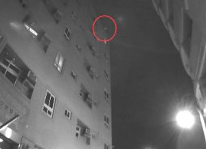 癡情男為情所困欲跳樓　悍警鬼門關前抓下來
