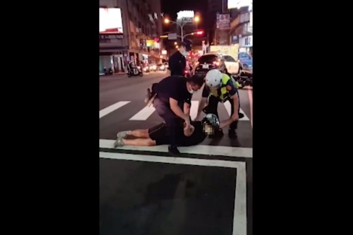 ▲台中市豐原區中正路，昨（15）晚一位外送員逆向違規後不服取締，還罵警三字經，結果被當街壓制上銬。（圖／翻攝畫面）