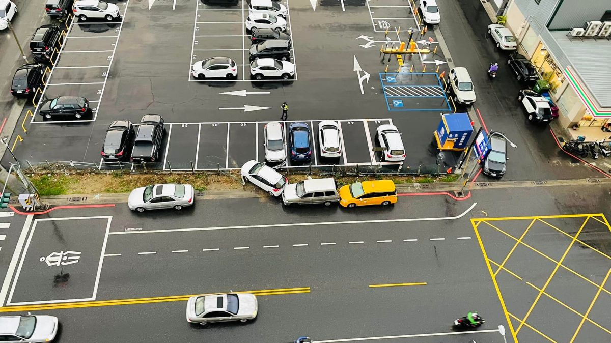 ▲網友分享車禍現場的照片，共有三輛汽車受到波及。（圖／取自《爆廢公社公開版》）