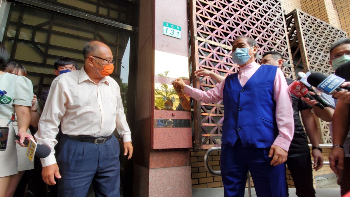 ▲統促黨總裁張安樂至北檢按鈴控告內政部長徐國勇、刑事局負責人（局長為李西河）等人涉犯妨害名譽及瀆職罪（圖／民眾提供，2022.08.16）