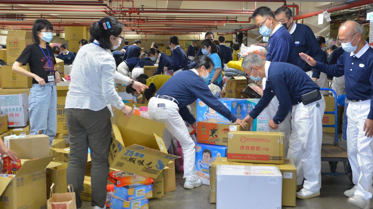 ▲慈濟成功救出柬埔寨的2名台人，掀起大家熱議，為何這麼厲害強大？（圖／慈濟基金會臉書，3月15日為烏俄戰爭捐贈物資的照片）