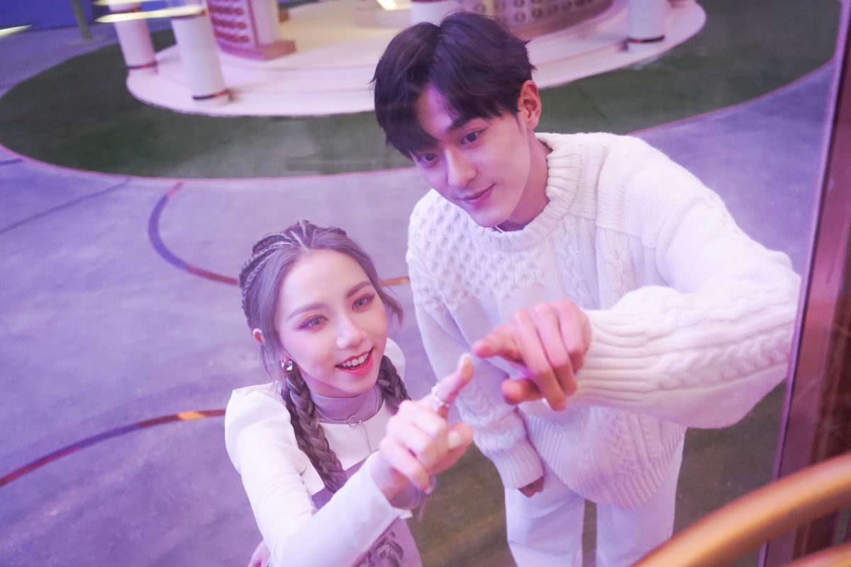 ▲鄧紫棋在新歌MV中，與孫晨竣有許多甜蜜互動，開直播與歌迷討論MV劇情時，被質疑整形。（圖／華納音樂提供）