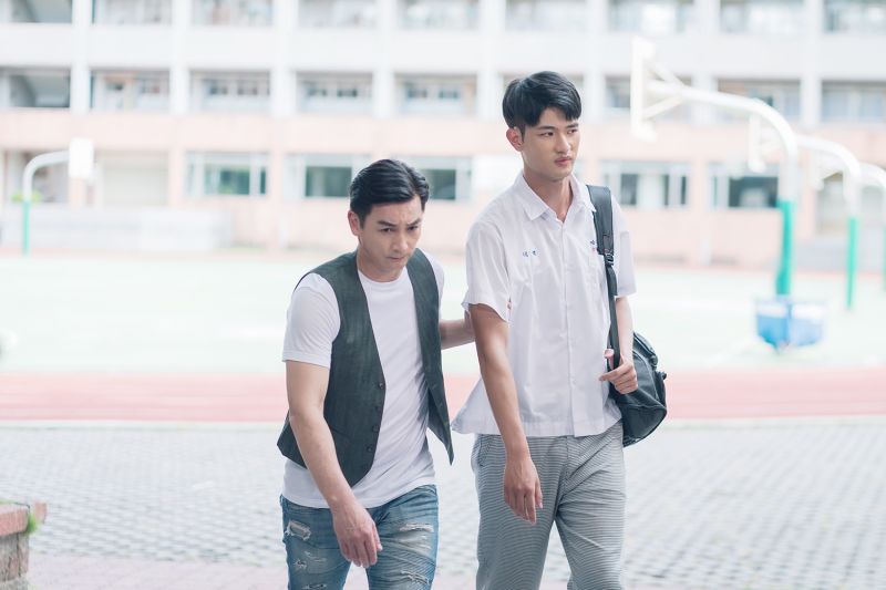 ▲伊正（左）飾演王新凱父親，兩人有激烈衝突戲。（圖／TVBS）