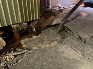 ▲自強一路建案因施工問題發生的塌陷導致鄰損事件,經認定承造商未依施工計畫施工造成。(圖/高市府提供) ▲自強一路建案因施工問題發生的塌陷導致鄰損事件,經認定承造商未依施工計畫施工造成。(圖/高市府提供)