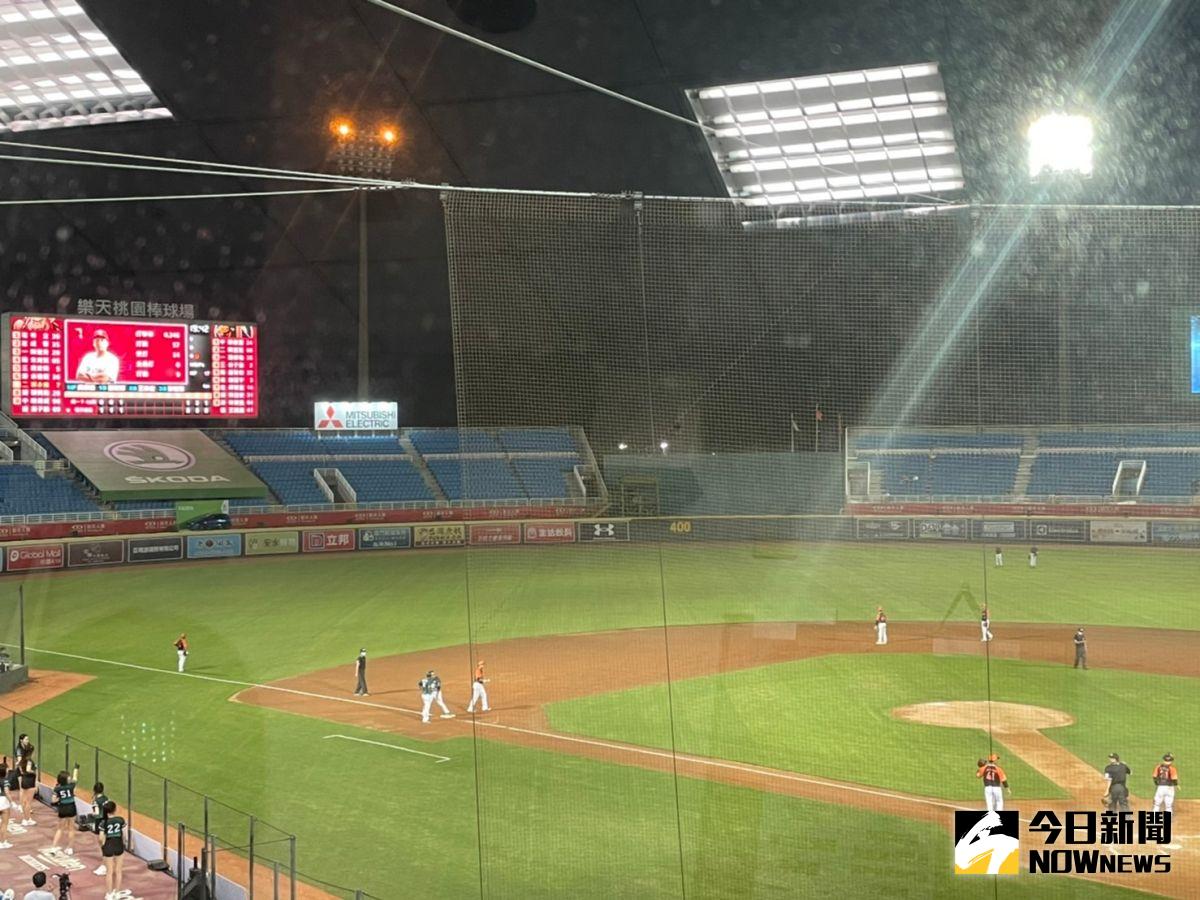 ▲樂天桃猿主場燈柱熄滅。（圖／吳政紘攝）