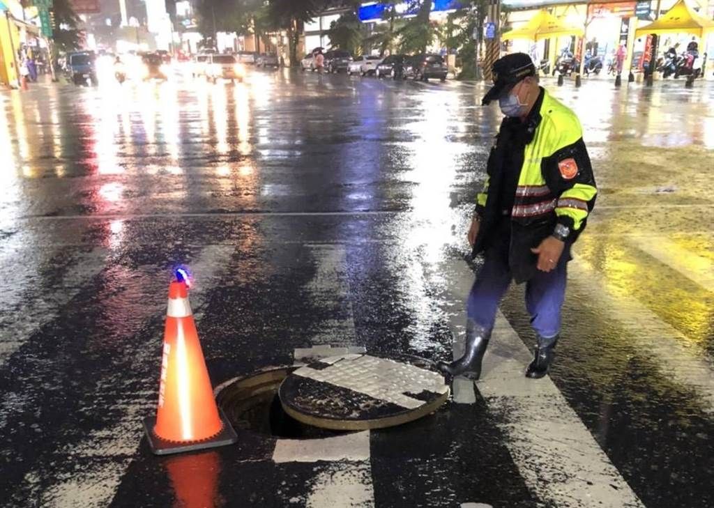 ▲高雄楠梓德民路與藍昌路口的人孔蓋因大雨移位。（圖／翻攝照片）