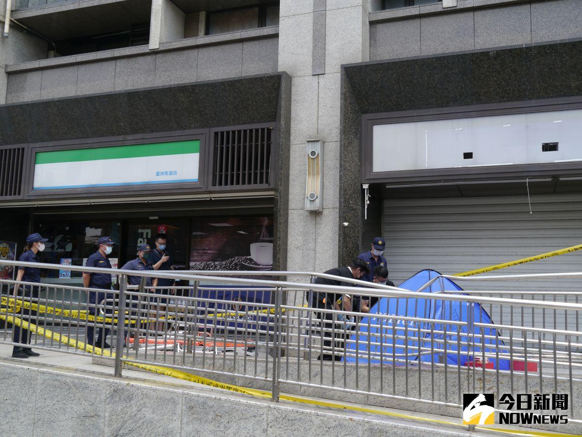 ▲藝人艾成從蘆洲住家七樓墜樓身亡，由於天氣炎熱，警方在現場拉起封鎖線並搭帳篷遮蔽遺體。（圖／記者吳嘉億攝，2022.08.17）