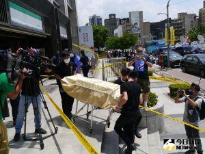藝人艾成從蘆洲住家七樓墜樓身亡,殯葬業者將遺體遺體運走處理相關後續事宜。(圖/記者吳嘉億攝,2022.08.17) ▲藝人艾成從蘆洲住家七樓墜樓身亡,殯葬業者將遺體遺體運走處理相關後續事宜。(圖/記者吳嘉億攝,2022.08.17)