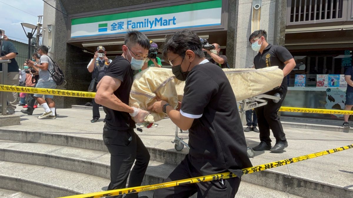 ▲藝人艾成從蘆洲住家七樓墜樓身亡，遺體被運往板橋殯儀館處理相關後續事宜。（圖／翻攝畫面）