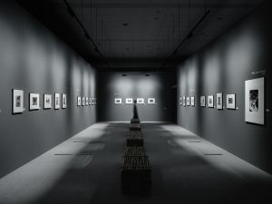 ▲這次的葉裁個展，主要色調以黑色、白色為主色調，透過攝影家對常民生活環境的敏銳觀察，拍下的一張張黑白影像照片。（圖/資料照片）