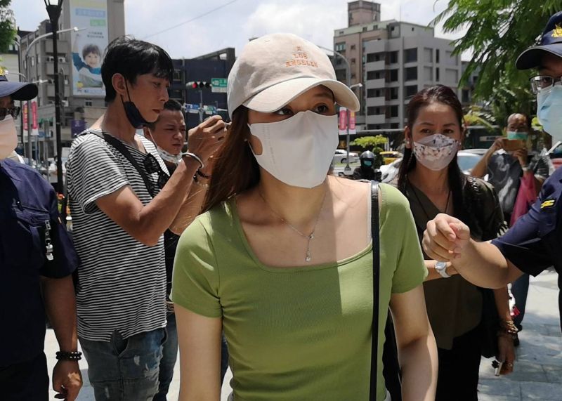 ▲稍早家屬指認確定無誤後，艾成遺體目前已被移往板橋殯儀館。（圖為王瞳妹妹／民眾提供）
