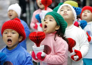 ▲韓國出生率不斷下跌，新生兒人口連年減少。圖為2008年幼兒園的聖誕節活動。（圖／美聯社）