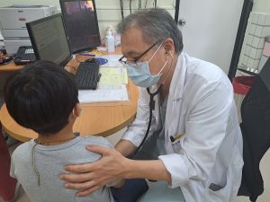 ▲部北醫院兒科主任吳文秋表示，目前仍有許多兒童咳喘至門診就醫經檢查為長新冠後遺症。（圖／部北提供）
