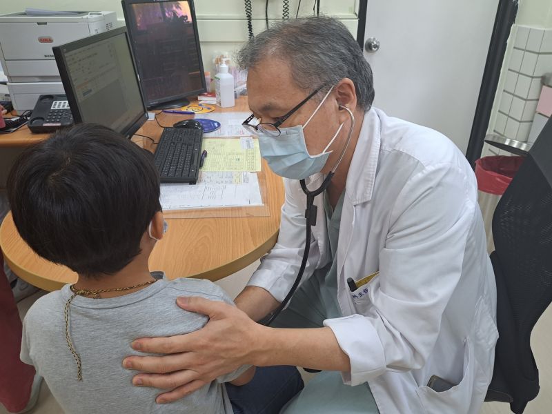 ▲部北醫院兒科主任吳文秋表示，目前仍有許多兒童咳喘，至門診就醫經檢查為長新冠後遺症。（圖／部北提供）