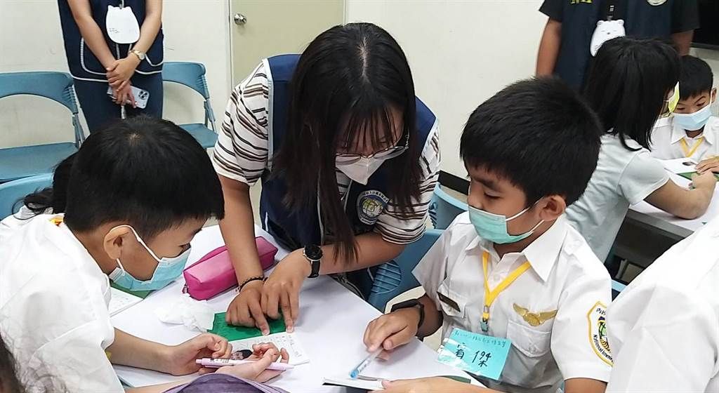 ▲移民署台中市第二服務站今（18）日舉辦「新二代小小移民官體驗營」，提醒學童護照就是國人的國際身分證，千萬別交給任何人。(圖／移民署台中市第二服務站提供）