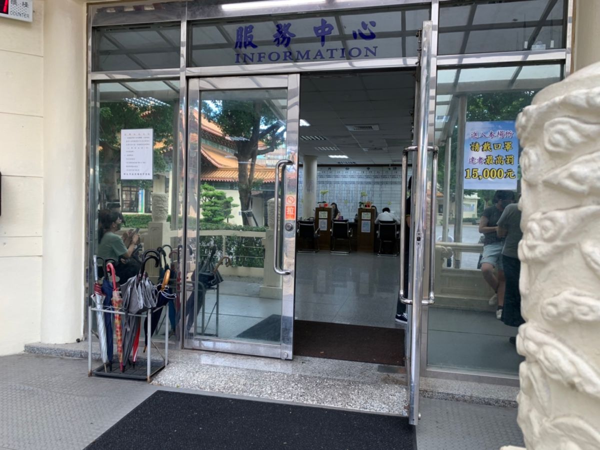 ▲家屬今（27）日晚間赴男學生學校進行招魂儀式，隨後遺體也將送往板橋殯儀館。圖為板橋殯儀館。（圖／記者陳苾暐攝）