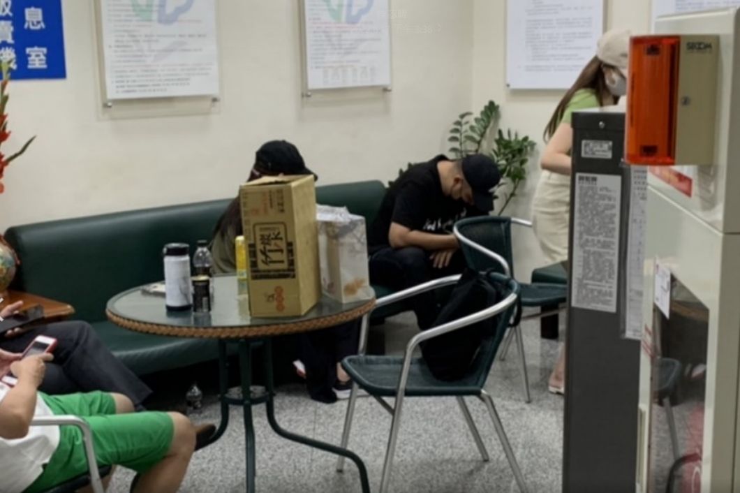 ▲艾成遺體稍早抵達板橋殯儀館，林道遠（右2）、王瞳妹妹（右1）已到現場等待相驗。（圖／記者陳苾暐攝,2022.8.17）