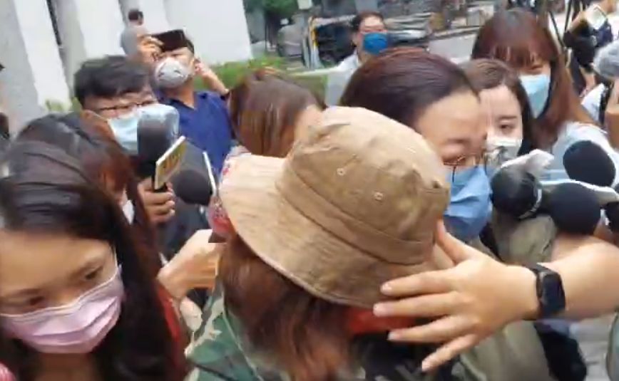 ▲稍早筆錄結束，王瞳頭戴土黃色漁夫帽走出派出所，面對大批媒體詢問，王瞳並未多作應答，就快步離開。（圖／民眾提供）