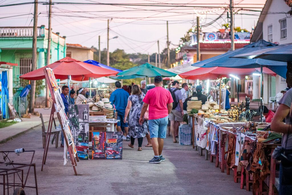 ▲古巴政府已宣布將允許外資進入國內批發及零售貿易。圖為古巴比納萊斯的戶外市集。（圖／美聯社／達志影像）