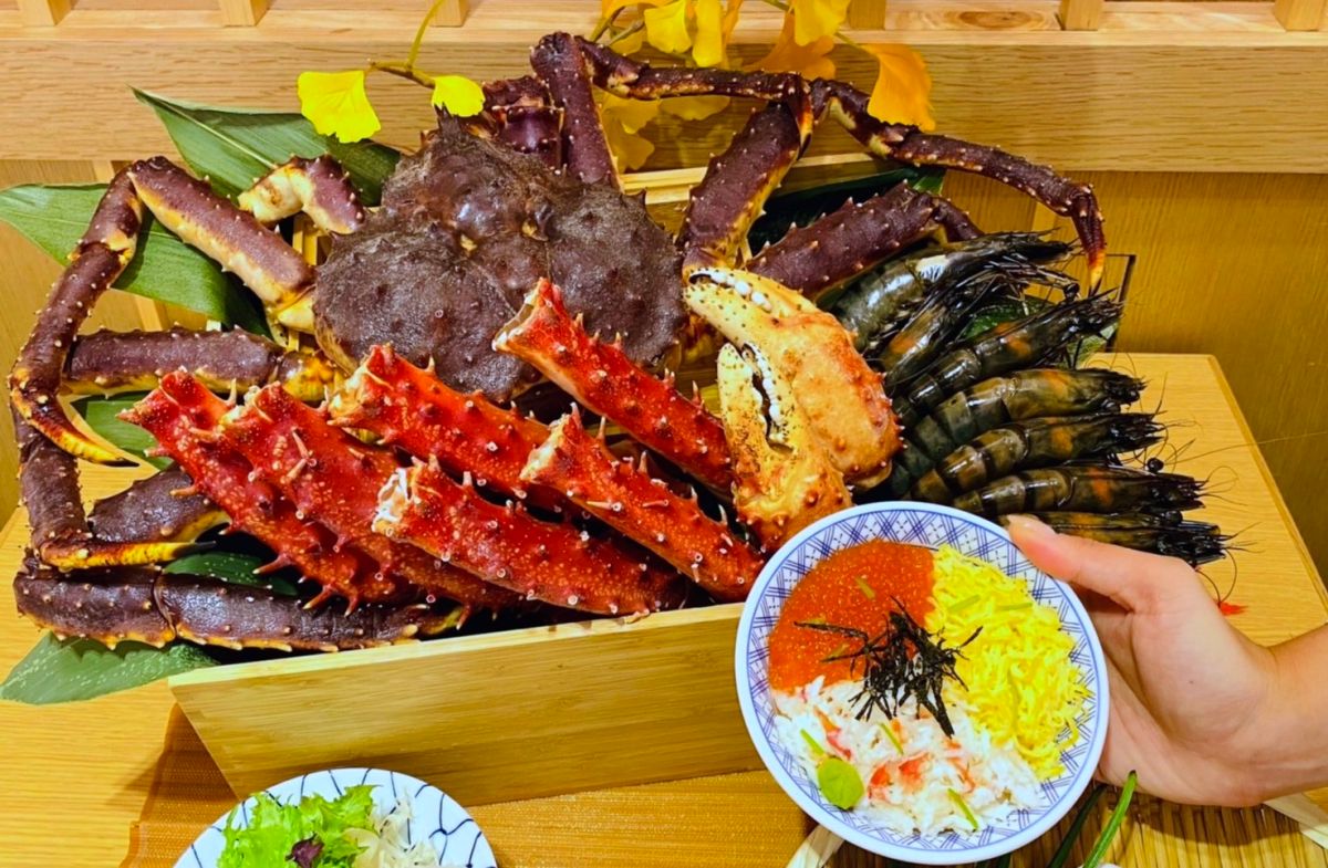 ▲金子半之助豪氣打造「帝王蟹」一蟹5吃」帝王蟹五品御膳、帝王蟹頂級天丼、帝王蟹海鮮雙饗丼等多款新菜連發；日本橋海鮮丼辻半也同步推出頂級帝王蟹<雪>海鮮珠寶盒。馬辣「問鼎」對中身分證或健保卡「5、2、8 」任2碼，點購指定方案加送「A5和牛」或是隱藏版「佐渡花蟹」免費升級吃到飽。（圖／記者蕭涵云攝）