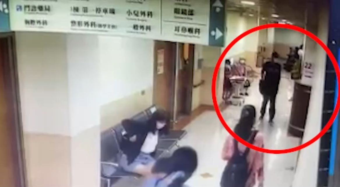 ▲高醫傳出槍擊案，行兇男子約在上午10時3分到達耳鼻喉科候診區。（圖／翻攝畫面）