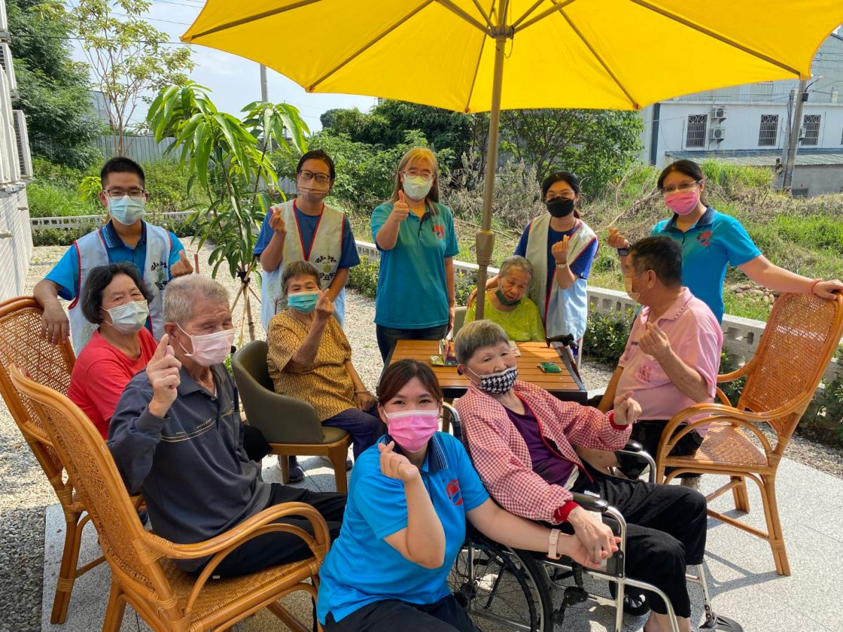 ▲ 台中長照界最高榮譽金照獎徵件開跑，長照界無不躍躍欲試。圖為台中龍井小規模多機能照顧中心照服員陪伴長輩歡樂互動情形。（圖／龍井照顧中心提供）