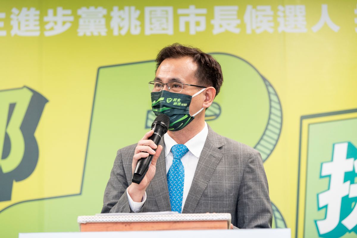 ▲鄭運鵬表示，以前蔡英文會把鄭文燦、鄭運鵬叫錯，但以後都叫「鄭市長」，相信一定可以順利交接，讓桃園更進步。（圖／民進黨提供）