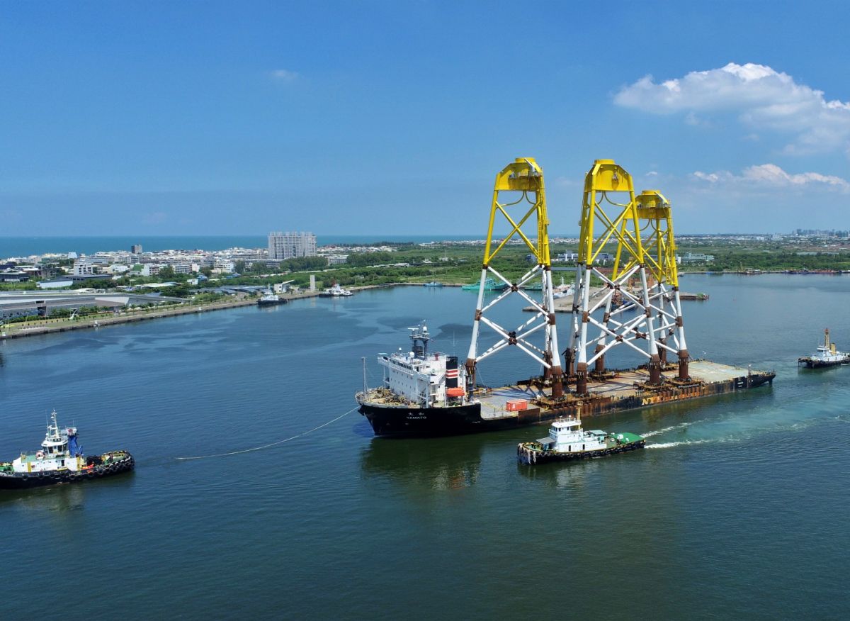 ▲興達海基公司承製沃旭能源公司管架式水下基礎，由巴拿馬籍大和號重件運輸船，載往彰化風場交由沃旭公司海事工程團隊安裝。(圖／記者黃守作攝，2022.08.17)