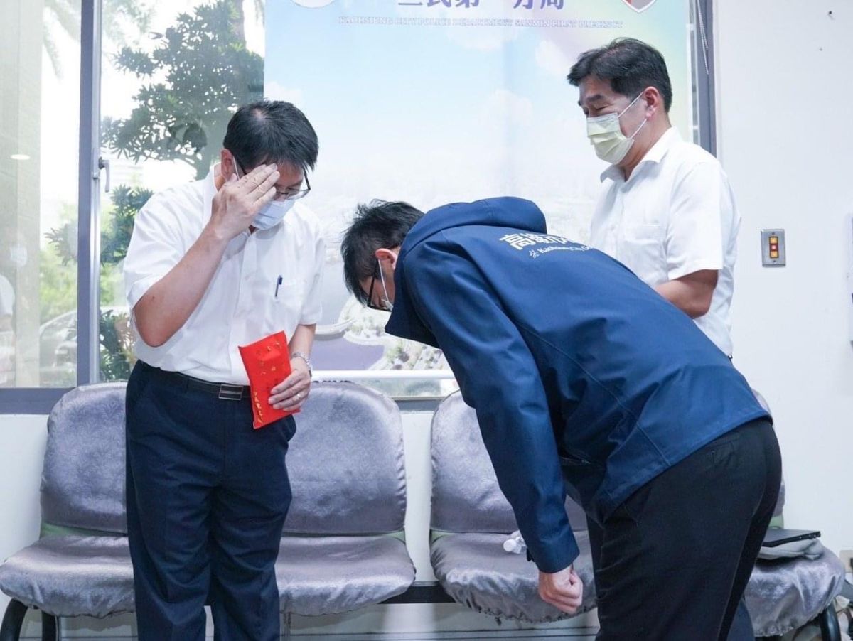 ▲高雄醫學大學附設醫院今天傳出槍擊案，案發過後4小時，嫌犯就落網帶回三民一分局。市長陳其邁非常感謝高雄市所有警察同仁在維護治安上不遺餘力。（圖／高市府提供）