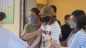 痛失艾成首發聲！王瞳整夜沒闔眼　哭到癱軟悲吐「4字」
