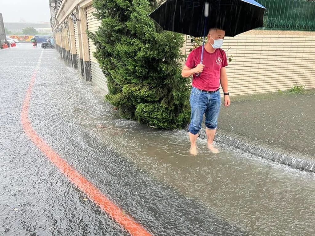 ▲台中地區17日下午降下大雨，大里區部分道路積水，還有民宅進水情形，所幸雨勢趨緩後，積水逐漸消退。（里長鄭伯其提供）中央社記者蘇木春傳真 111年8月17日