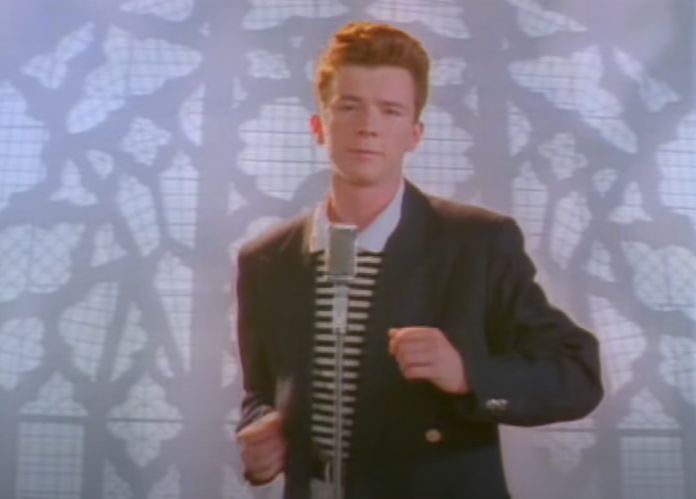 ▲原版的《Never Gonna Give You Up》，是眾人的熟悉的「瑞克搖」原素材。（圖／Youtube：Rick Astley）