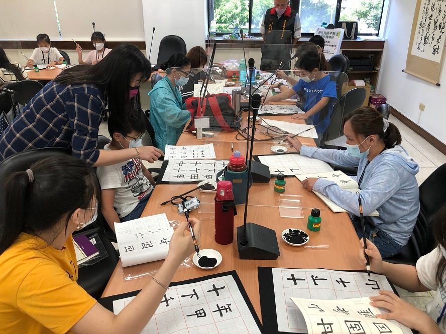 ▲新住民親子書法文化體驗班在16日開課。（圖／新興戶政所）