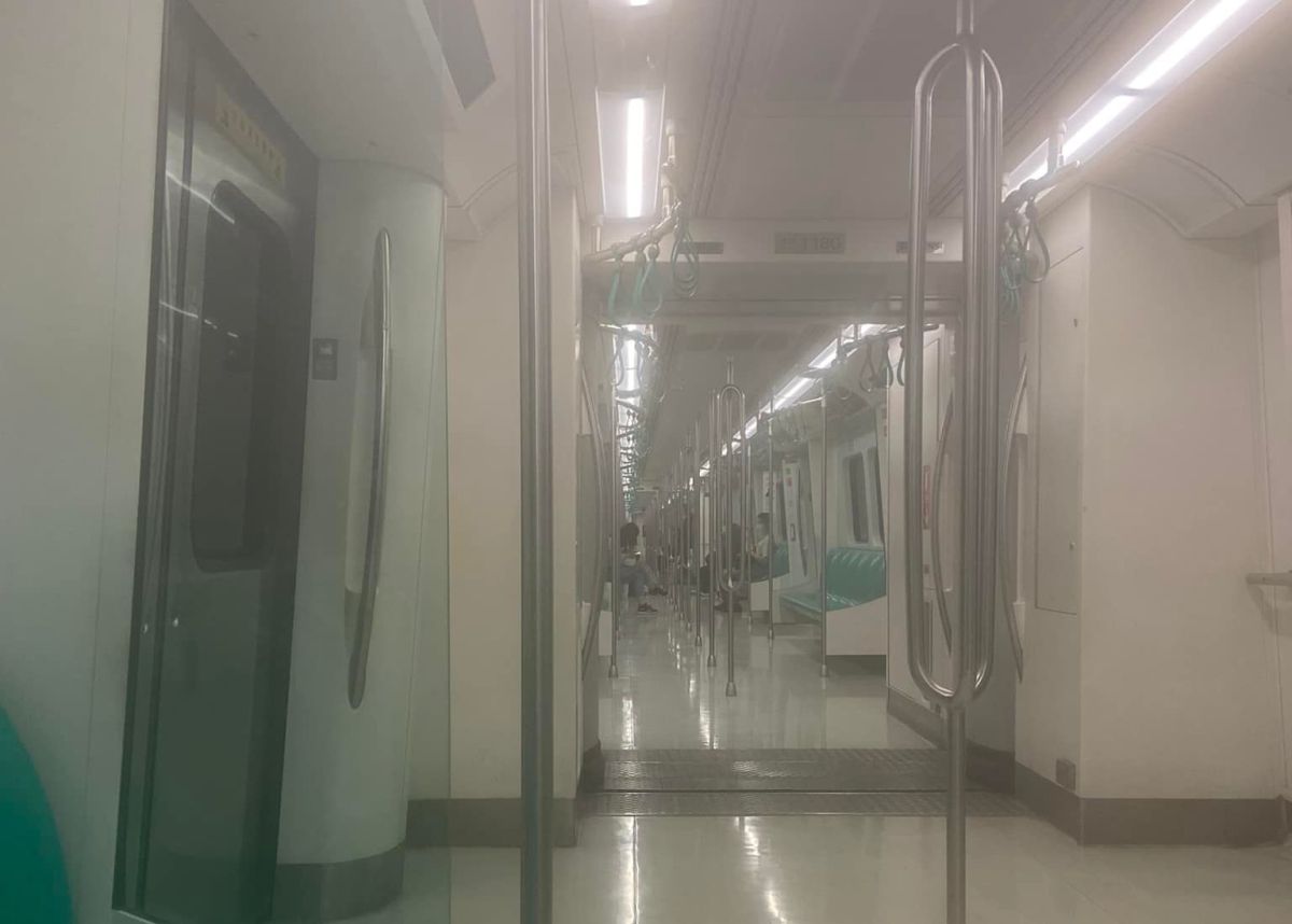 ▲網友貼出照片驚呼「捷運是失火了嘛？怎麼煙那麼大」，後來才趕緊道歉，表示只是想會心一笑。（圖／翻攝自爆廢公社臉書）