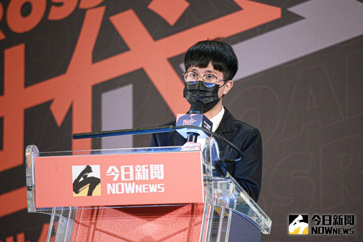 ▲台灣青年民主協會理事長張育萌致詞時強調，「我們都不是沒有用的年輕人」，呼籲落實世代正義。（圖／NOWnews攝影中心）