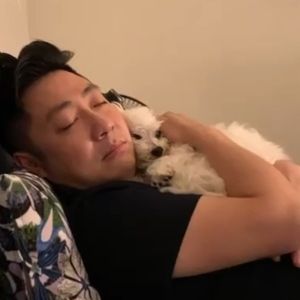 艾成墜樓亡!曾曝「捨不得狗兒子走」 為牠寫歌父愛爆棚 ▲艾成常常抱著哈嚕放閃。(圖/翻攝自蔡艾成(艾成)臉書)