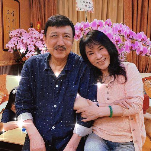 ▲余天（左）接獲余苑綺病況不佳消息後，缺席林佳龍記者會，右為李亞萍。（圖／余祥銓臉書）