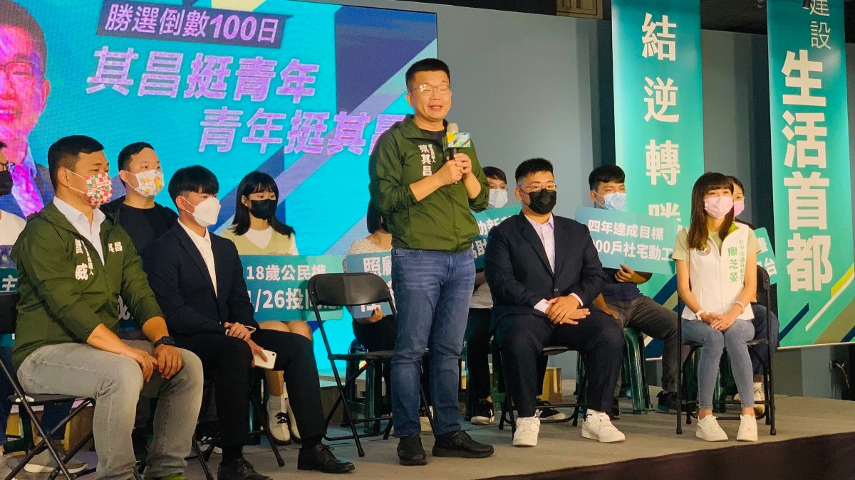 ▲蔡其昌與年輕人一起挺18歲公民權修憲複決公投，期待台中成為台灣最友善年輕人的城市。（圖／記者顏幸如攝，2022.08.18）