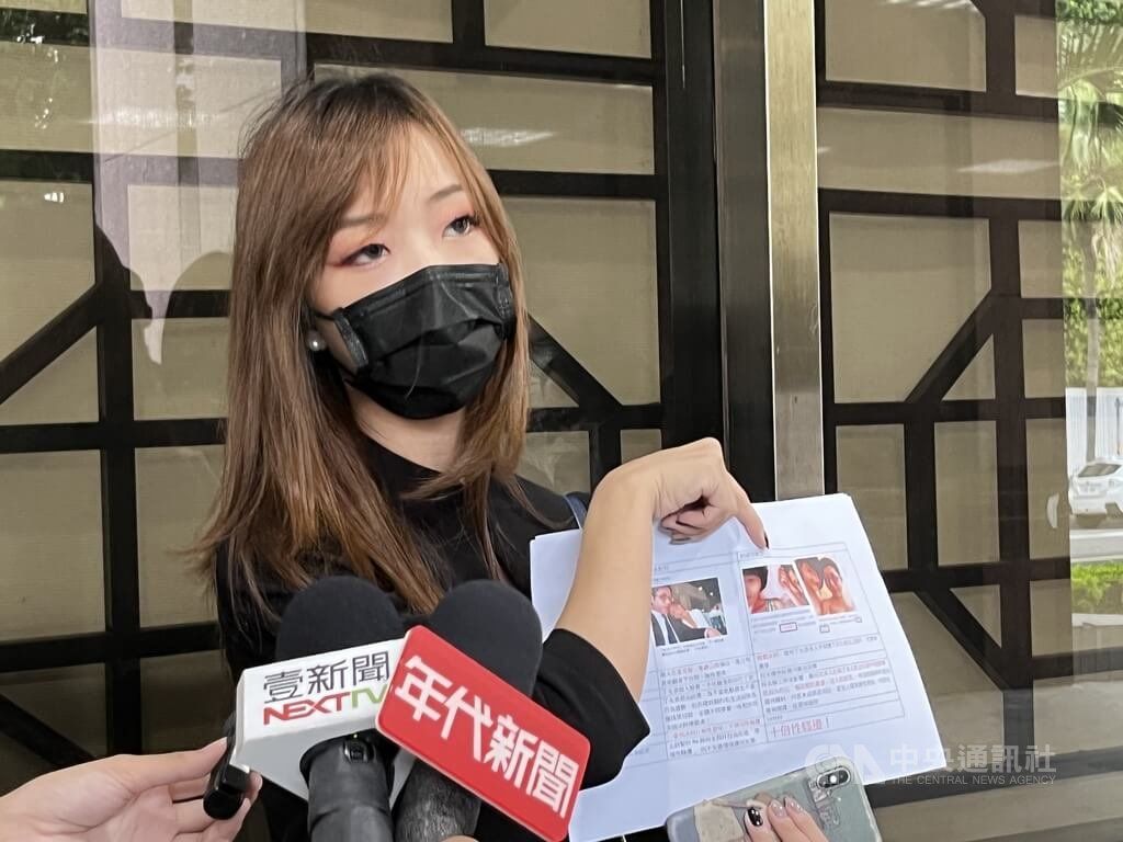 ▲前總統府發言人丁允恭在高雄市新聞局長任內涉桃色風波，懲戒法院判決撤職。丁允恭不滿記者Y女提供私密照給媒體，18日上午委由妻子蔣婕妤（圖）到台北地院提告，求償新台幣1元。（圖／中央社記者林長順攝 111年8月18日）